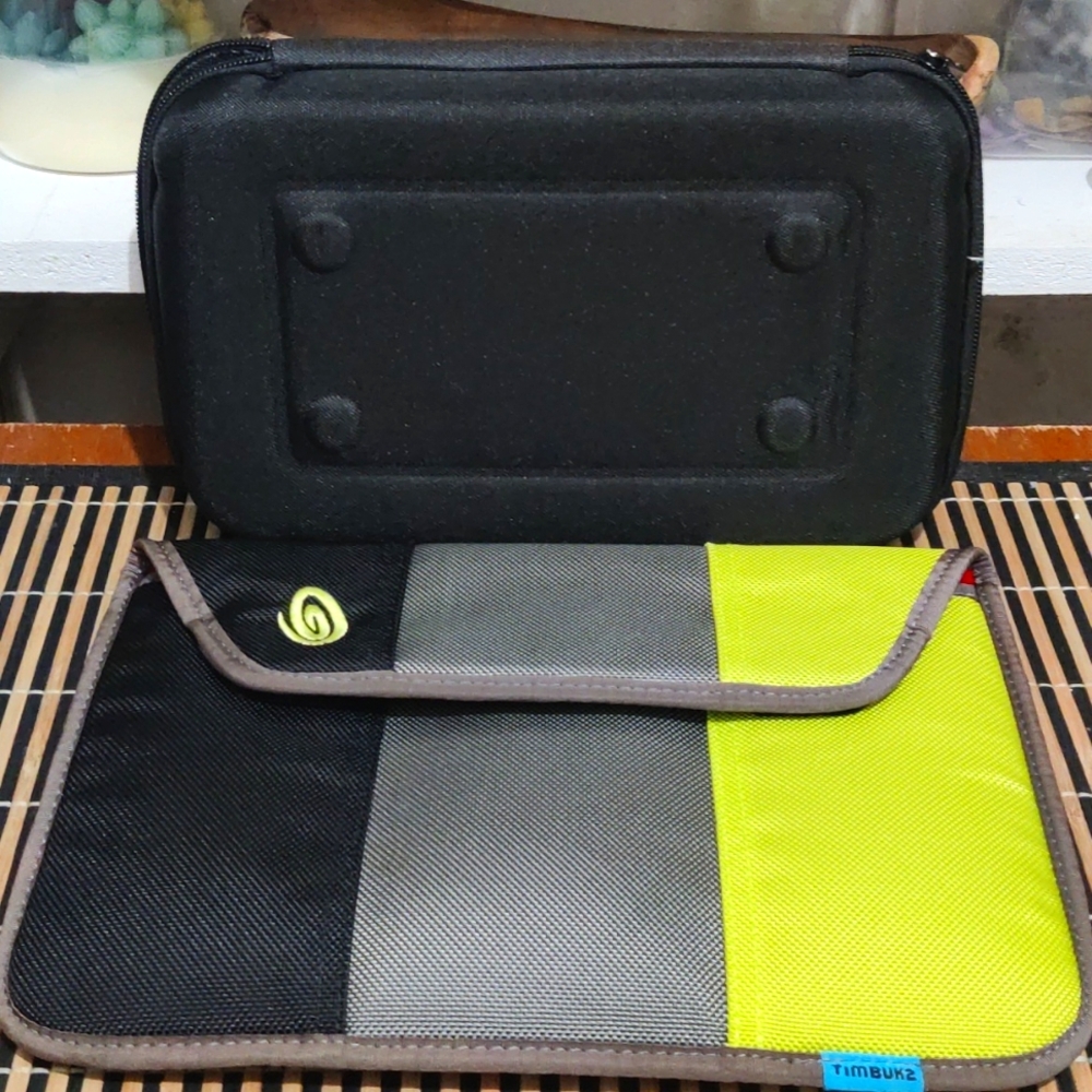Tablet or e-reader bag and essential carrying bag